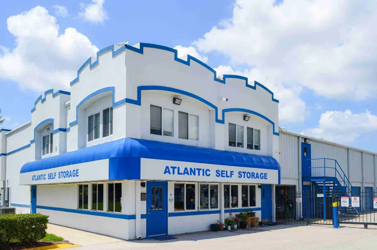 Exterior of Atlantic Self Storage Jacksonville, FL Philips facility.